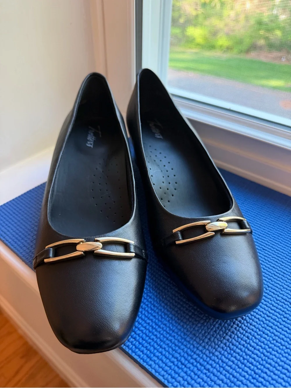 Trotters Dakota Black Low‎ Heel Pumps Womens Size 9 Comfort Dress Shoes